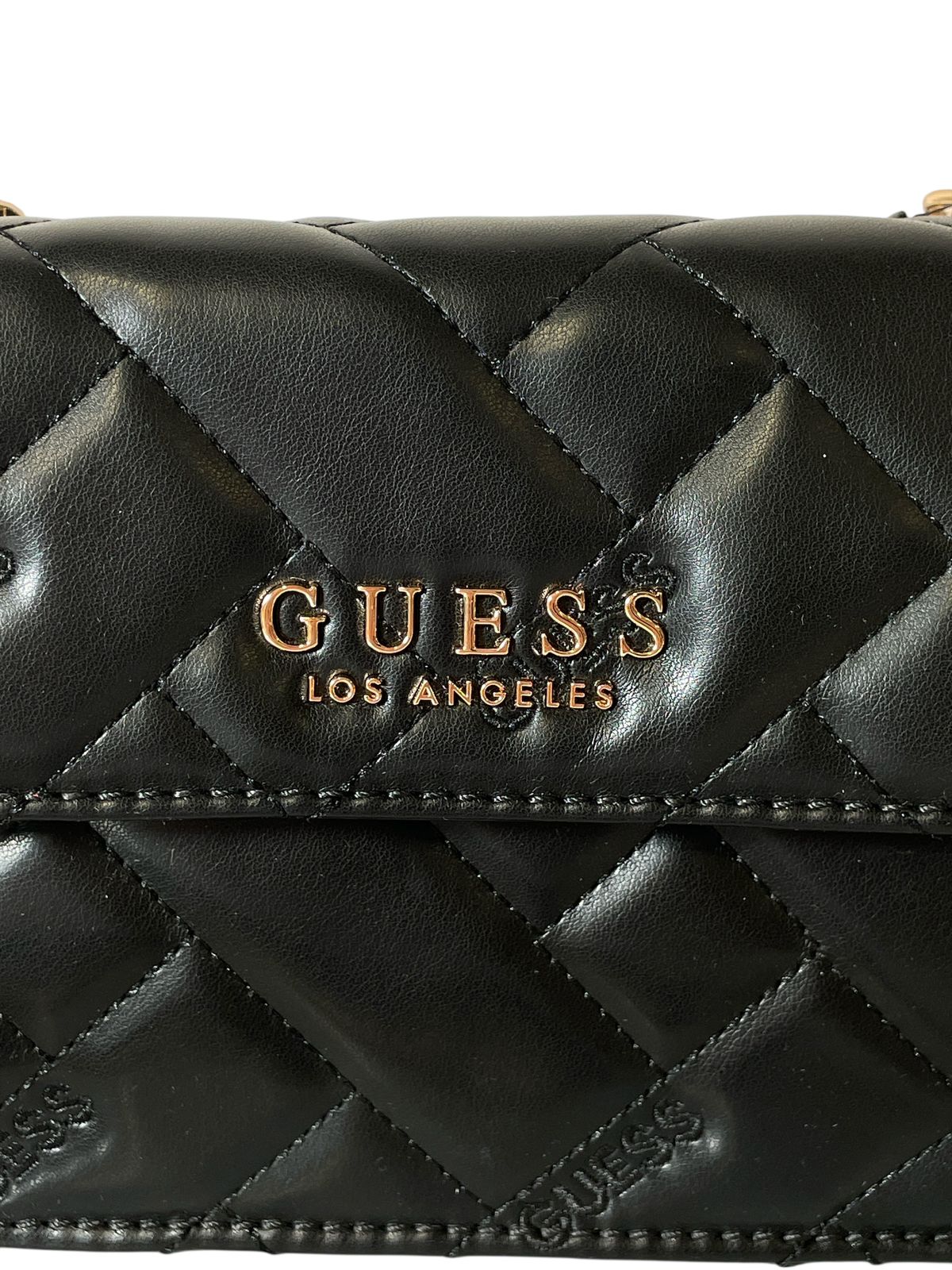 Bolsa Clutch GUESS Acolchada Rosa o Negra con Cadena Dorada – Estilo y Glamour Compacto