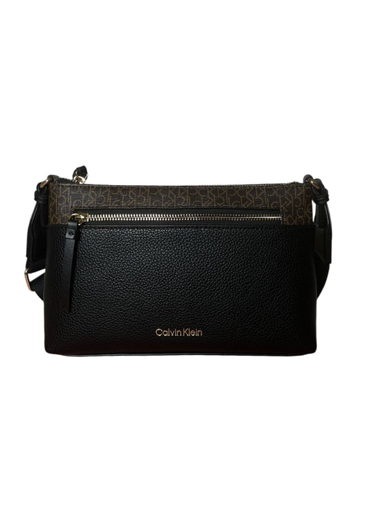 Bolso Calvin Klein Monogram Negro – Elegancia minimalista